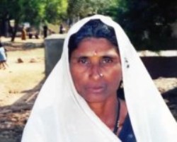 Surjubai, a panchayat member of Dhaurisagar village in Lalitpur district, dared to lodge a police complaint against a strongman who beat her up